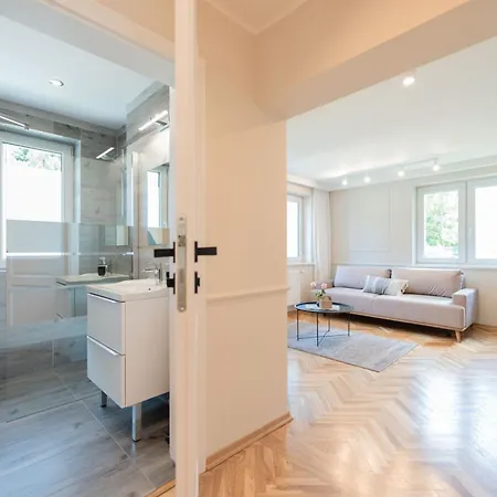 39 Z Pieknym Ogrodem 아파트 우스트론