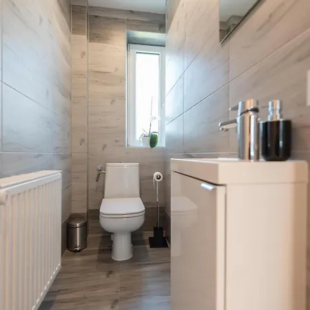 39 Z Pieknym Ogrodem * 우스트론